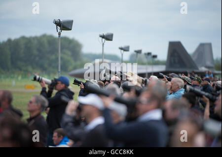 RAF Fairford, Gloucestershire. 8 juillet, 2016. Jour 1 de la Royal International Air Tattoo (RIAT) avec des avions militaires à l'écran provenant de partout dans le monde. Point de photographes comme skywards F-22 Raptor se prépare pour une démonstration de vol en arrière-plan. Credit : aviationimages/Alamy Live News. Banque D'Images