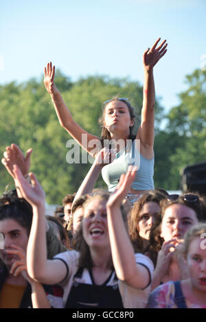 Finsbury Park, Londres, UK. 8 juillet 2016. La foule regarder le Festival 1975, à l'accès sans fil. Banque D'Images