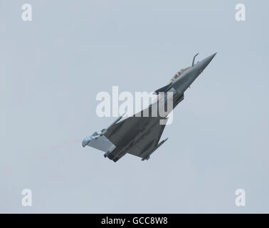 RAF Fairford, Gloucestershire. 8 juillet, 2016. Jour 1 de la Royal International Air Tattoo (RIAT) avec des avions militaires à l'écran provenant de partout dans le monde. Armée de l'Air française Dassault Rafale C flying démo. Credit : aviationimages/Alamy Live News. Banque D'Images