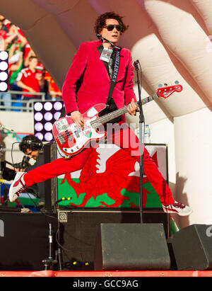 Cardiff City Stadium, Cardiff, Pays de Galles. 08 juillet, 2016. L'équipe de football gallois mens Homecoming événement après le succès de leur championnat d'Europe de football. Manic Street Preachers Nicky Wire pendant l'événement : l'action de Crédit Plus Sport/Alamy Live News Banque D'Images