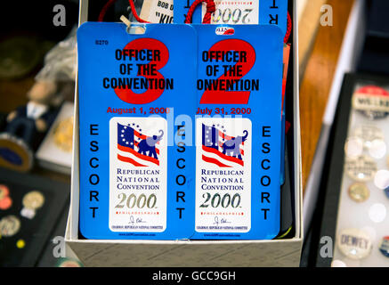 Harrisburg, Pennsylvanie, USA. 08 juillet, 2016. Souvenirs politiques est mis en vente au cours de la Convention nationale 2016 de l'American Political Items Collectors. APIC coopère avec la Smithsonian Institution, bibliothèques présidentielles, les maisons, les lieux de naissance et les musées, les médias nationaux, ainsi que des collèges et universités pour faciliter la compréhension de la politique américaine en utilisant les artefacts de campagnes politiques. Parmi les nombreux points recueillies et présentées ici sont des boutons, rubans, insignes, plaques, affiches, drapeaux, céramique, journaux, photos et papier ephemera.(Image Crédit : © Banque D'Images