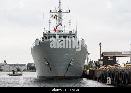 Kingston, Ontario, Canada. 8 juillet, 2016. Navire de la Marine canadienne NCSM Kingston arrive dans Crawford quai dans le port de Kingston à Kingston (Ontario), le 8 juillet 2016. © Lars Hagberg/ZUMA/Alamy Fil Live News Banque D'Images