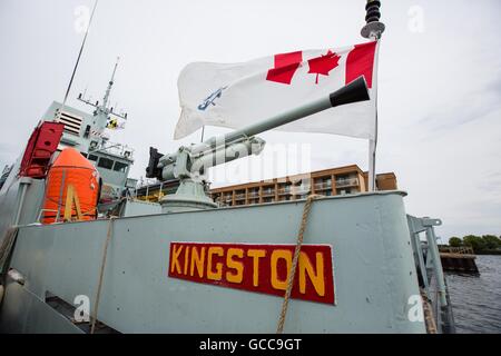 Kingston, Ontario, Canada. 8 juillet, 2016. Navire de la Marine canadienne NCSM Kingston arrive dans Crawford quai dans le port de Kingston à Kingston (Ontario), le 8 juillet 2016. © Lars Hagberg/ZUMA/Alamy Fil Live News Banque D'Images