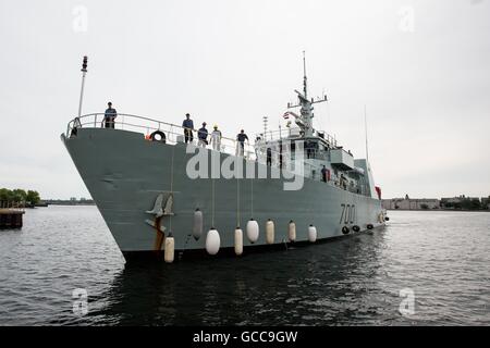 Kingston, Ontario, Canada. 8 juillet, 2016. Navire de la Marine canadienne NCSM Kingston arrive dans Crawford quai dans le port de Kingston à Kingston (Ontario), le 8 juillet 2016. © Lars Hagberg/ZUMA/Alamy Fil Live News Banque D'Images