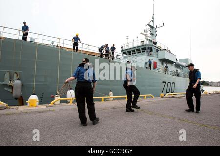 Kingston, Ontario, Canada. 8 juillet, 2016. Navire de la Marine canadienne NCSM Kingston arrive dans Crawford quai dans le port de Kingston à Kingston (Ontario), le 8 juillet 2016. © Lars Hagberg/ZUMA/Alamy Fil Live News Banque D'Images