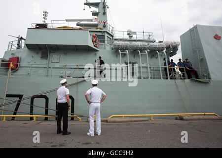 Kingston, Ontario, Canada. 8 juillet, 2016. Navire de la Marine canadienne NCSM Kingston arrive dans Crawford quai dans le port de Kingston à Kingston (Ontario), le 8 juillet 2016. © Lars Hagberg/ZUMA/Alamy Fil Live News Banque D'Images