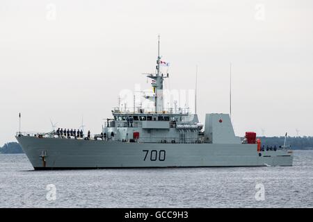 Kingston, Ontario, Canada. 8 juillet, 2016. Navire de la Marine canadienne NCSM Kingston arrive dans Crawford quai dans le port de Kingston à Kingston (Ontario), le 8 juillet 2016. © Lars Hagberg/ZUMA/Alamy Fil Live News Banque D'Images