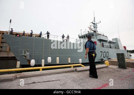 Kingston, Ontario, Canada. 8 juillet, 2016. Navire de la Marine canadienne NCSM Kingston arrive dans Crawford quai dans le port de Kingston à Kingston (Ontario), le 8 juillet 2016. © Lars Hagberg/ZUMA/Alamy Fil Live News Banque D'Images