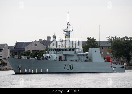 Kingston, Ontario, Canada. 8 juillet, 2016. Navire de la Marine canadienne NCSM Kingston arrive dans Crawford quai dans le port de Kingston à Kingston (Ontario), le 8 juillet 2016. © Lars Hagberg/ZUMA/Alamy Fil Live News Banque D'Images