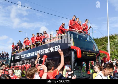 Cardiff, Royaume-Uni, 08 juillet 2016.L'équipe de football du Pays de Galles ont reçu un héros à Cardiff après leur exécution historique lors de l'Euro 2016.Des milliers alignés le long des rues de ville du château tout au long de l'itinéraire du défilé à Cardiff City stade de football. Crédit : Ian Francis/Alamy Live News Banque D'Images