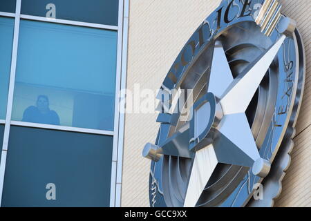 Dallas, Texas, USA. 8 juillet, 2016. En dehors du siège de la police de Dallas dans le centre-ville de Dallas le 8 juillet 2016 Crédit : Hum Images/Alamy Live News Banque D'Images