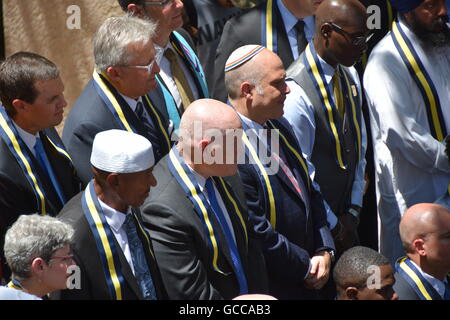 Dallas, Texas, USA. 8 juillet, 2016. Les chefs religieux de toutes les confessions ont participé à un service de prière de midi dans le centre-ville de Dallas au Texas en l'honneur de cinq agents de police décédés . Credit : Hum Images/Alamy Live News Banque D'Images