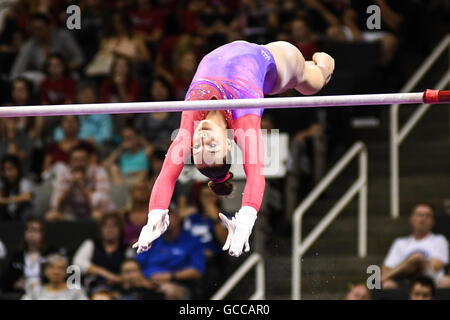 San Jose, Californie, USA. 8 juillet, 2016. MAGGIE NICHOLS fait concurrence sur les bars au cours de l'US Women's 2016 Essais olympiques de gymnastique dans le centre SAP, San Jose, Californie. Credit : Amy Sanderson/ZUMA/Alamy Fil Live News Banque D'Images