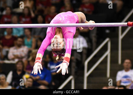 San Jose, Californie, USA. 8 juillet, 2016. ASHTON LOCKLEAR est en concurrence sur les bars au cours de l'US Women's 2016 Essais olympiques de gymnastique dans le centre SAP, San Jose, Californie. Credit : Amy Sanderson/ZUMA/Alamy Fil Live News Banque D'Images