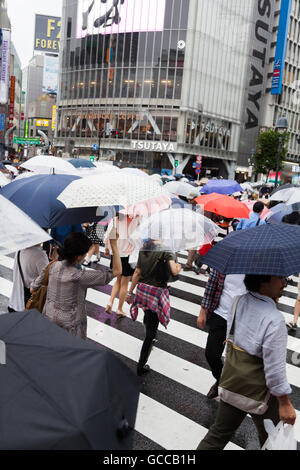 Tokyo, Japon. 09 juillet 2016. Les piétons tenir parapluies dans la pluie à Shibuya scramble crossing le 9 juillet 2016, Tokyo, Japon. La saison des pluies annuelle ou Tsuyu au Japon s'étend de juin à mi-juillet. Credit : Rodrigo Reyes Marin/AFLO/Alamy Live News Banque D'Images