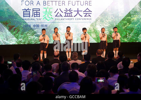 Hangzhou, Chine, Province de Zhejiang. 09 juillet 2016. Les enfants effectuer au cours de la conférence inaugurale de la Philanthropie XIN à Hangzhou, capitale de la Chine de l'est la province du Zhejiang, le 9 juillet 2016. © Wang Dingchang/Xinhua/Alamy Live News Banque D'Images