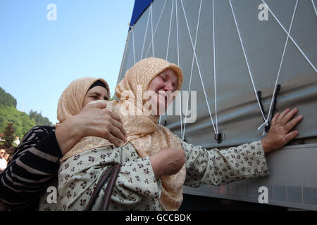 Banja Luka, Bosnie-et-Herzégovine. 09 juillet 2016. ADILA SULJIC est vu pleurer à côté du chariot dans lequel sont 127 cercueils de victimes nouvellement identifiées du massacre de Srebrenica . Dans l'un des cercueils il y a un os de son mari qui a été tué dans le massacre de Srebrenica. Credit : Armin Durgut/ZUMA/Alamy Fil Live News Banque D'Images