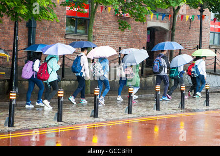 Les fortes précipitations, Liverpool. Météo France : 09-Juillet-2016. Averses de pluie torrentielles bienvenue des centaines d'étudiants étrangers qui visitent l'Albert Dock de Liverpool. Avec des températures inférieures à la moyenne saisonnière & cool fortes pluies et averses sur la région, le mauvais temps ne montre aucun signe de laisser en place pour les visiteurs. Credit : Cernan Elias/Alamy Live News Banque D'Images