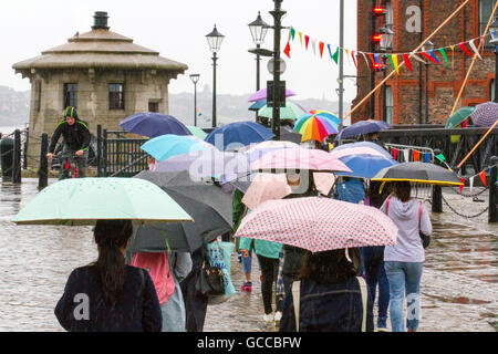 Les fortes précipitations, Liverpool. Météo France : 09-Juillet-2016. Averses de pluie torrentielles bienvenue des centaines d'étudiants étrangers qui visitent l'Albert Dock de Liverpool. Avec des températures inférieures à la moyenne saisonnière & cool de fortes averses sur la région, la météo ne montre aucun signe de laisser en place pour les visiteurs. Credit : Cernan Elias/Alamy Live News Banque D'Images