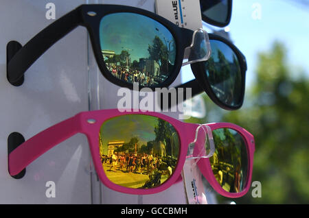 Paris, France. 09 juillet, 2016. L'Arc de Triomphe se reflète dans les lunettes de soleil à Paris, France, 09 juillet 2016. La France face au Portugal dans l'UEFA EURO 2016 football match final le 10 juillet 2016. Photo : Federico Gambarini/dpa/Alamy Live News Banque D'Images