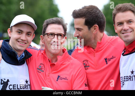 Celtic Manor, Newport, Pays de Galles - Samedi 9 juillet 2016 - La compétition de golf de la coupe des célébrités comédien Rob Brydon et présentatrice TV Gethin Jones les membres de l'équipe de Galles se préparer au premier trou. Photographie Steven Mai / Alamy Live News Banque D'Images