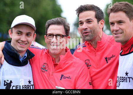 Celtic Manor, Newport, Pays de Galles - Samedi 9 juillet 2016 - La compétition de golf de la coupe des célébrités comédien Rob Brydon et capitaine de l'équipe de Galles avec présentateur Gethin Jones et caddies à la première pièce en t. Photographie Steven Mai / Alamy Live News Banque D'Images