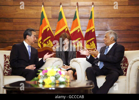 Colombo, Sri Lanka. 09 juillet 2016. Le Premier Ministre sri-lankais Ranil Wickremesinghe (R) se réunit avec les visites du ministre chinois des affaires étrangères Wang Yi (L), à Colombo, Sri Lanka, le 9 juillet 2016. Le Sri Lanka souhaite faire des efforts conjoints avec la Chine pour 21 siècle la construction de la route de la soie maritime, le Premier Ministre Sri-Lankais Ranil Wickremesinghe a déclaré samedi. © Yang Meiju/Xinhua/Alamy Live News Banque D'Images