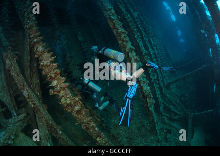 Mer Rouge, Egypte, Egypte. 3e Mar, 2016. Deux hommes à l'intérieur des plongeurs le naufrage du SS Carnatic, Mer Rouge, Egypte © Andrey Nekrasov/ZUMA/ZUMAPRESS.com/Alamy fil Live News Banque D'Images