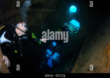 Mer Rouge, Egypte, Egypte. 3e Mar, 2016. Deux garçons de scuba diver à l'intérieur de l'épave du Giannis D, Mer Rouge, Egypte © Andrey Nekrasov/ZUMA/ZUMAPRESS.com/Alamy fil Live News Banque D'Images