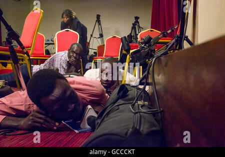 Juba, Soudan du Sud. 8 juillet, 2016. Les journalistes se trouvent sur le sol d'une salle de presse dans le palais présidentiel après coups sur le bâtiment peu de temps avant le début d'une conférence de presse avec le président du Soudan du Sud, Salva Kiir Mayardit, et son adjoint, Riek Machar, à l'occasion du 5e anniversaire du jour de l'indépendance de Juba, Soudan du Sud, 8 juillet 2016. Photo : afp/Alamy Live News Banque D'Images