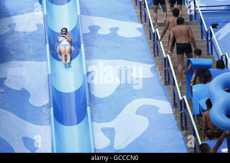 Katmandou, Népal. 09 juillet 2016. Une femme népalaise toboggans à eau d'amusement park de Chovar, Népal Kirtipur, le samedi 9 juillet 2016. © Skanda Gautam/ZUMA/Alamy Fil Live News Banque D'Images