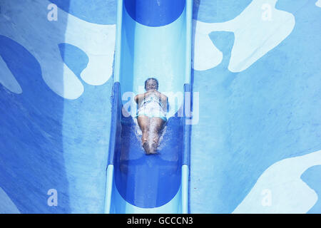 Katmandou, Népal. 09 juillet 2016. Une femme népalaise toboggans à eau d'amusement park de Chovar, Népal Kirtipur, le samedi 9 juillet 2016. © Skanda Gautam/ZUMA/Alamy Fil Live News Banque D'Images