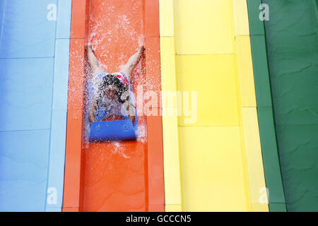 Katmandou, Népal. 09 juillet 2016. Une femme népalaise toboggans à eau d'amusement park de Chovar, Népal Kirtipur, le samedi 9 juillet 2016. © Skanda Gautam/ZUMA/Alamy Fil Live News Banque D'Images