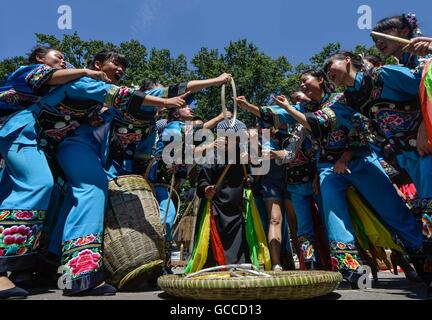 Tongren, de la province du Guizhou en Chine. 09 juillet 2016. Les villageois de groupe ethnique Miao jouer à des jeux pour célébrer la fête traditionnelle sur le sixième jour du sixième mois de calendrier lunaire chinois à Jiulong Village de Songtao éthique Miao comté autonome, au sud-ouest de la province du Guizhou, en Chine, le 9 juillet 2016. Credit : Long Yuanbin/Xinhua/Alamy Live News Banque D'Images