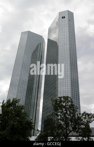 Francfort, Allemagne. 8 juillet 2016. Le siège de la Deutsche Bank (DB) sont situés dans le Tours jumelles de la Deutsche Bank à Francfort. Francfort est sur des candidats de profiter de l'UK a décidé de quitter l'UE, en prenant le relais de Londres en tant que centre financier international et dans l'UE. Crédit : Michael Debets/Alamy Live News Banque D'Images