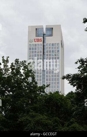 Francfort, Allemagne. 8 juillet 2016. La banque suisse UBS (Union de Banques Suisses) ont leur siège allemand dans l'OpernTurm à Francfort. Francfort est sur des candidats de profiter de l'UK a décidé de quitter l'UE, en prenant le relais de Londres en tant que centre financier international et dans l'UE. Crédit : Michael Debets/Alamy Live News Banque D'Images