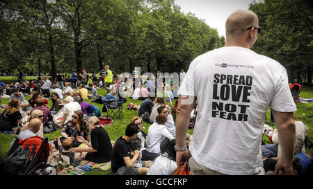 11 septembre 2015 - Les familles de tout le Royaume-Uni jouit d'un Brexit pique-nique organisé par oeMoreInCommonâ « » dans Green Park London pour échanger des idées dans des groupes à propos de quoi faire en ce qui concerne le vote du 23 juin pour la Grande-Bretagne à quitter l'UE. Les organisateurs ont décidé d'échanger des idées dans un environnement détendu avec les familles, au lieu d'une manifestation. (Crédit Image : © Gail Orenstein via Zuma sur le fil) Banque D'Images