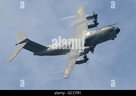 Avion de transport Airbus A400M Atlas volant au riat Airshow Banque D'Images