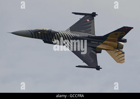 Turk solo de l'air turque General Dynamics F-16 Fighting Falcon jet fighter au Royal International Air Tattoo, RIAT, RAF Fairford Airshow Banque D'Images