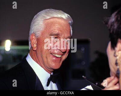 Washington, District de Columbia, Etats-Unis. 22 octobre, 1991. Acteur Leslie Nielson est interviewé par un journaliste comme il arrive pour le dîner d'État offert par le président des États-Unis George H. W. Bush et la première Dame Barbara Bush honorer le président de Vía clav Havel de Tchécoslovaquie à la Maison Blanche à Washington, DC Le 22 octobre 1991. crédit : Ron Sachs/CNP © Ron Sachs/CNP/ZUMA/Alamy Fil Live News Banque D'Images