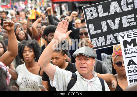Brixton, Londres, Royaume-Uni. 9 juillet 2016. Black vit Question mars manifestants autour de Brixton avant d'arrêter la circulation en signe de protestation Banque D'Images
