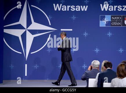 Varsovie, Pologne. 09 juillet 2016. Président des États-Unis, Barack Obama, horizons de la scène après avoir donné une conférence de presse dans le stade national durant le Sommet de l'OTAN à Varsovie, Pologne, 9 juillet 2016. Les chefs de gouvernement des Etats membres de l'OTAN sont convocation pour le sommet de l'OTAN pour délibérer sur leurs stratégies concertées sur la Russie lors du sommet du 8 juillet au 8 juillet 2016. Photo : Rainer Jensen/dpa/Alamy Live News Banque D'Images