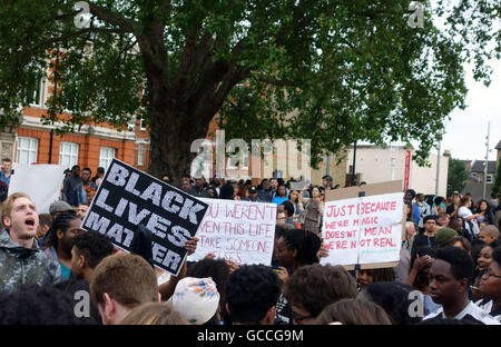 Londres, Royaume-Uni. 09 juillet 2016. Il y avait un grand Black vit Question protester à Brixton ce soir. Des centaines de manifestants ont bloqué la route principale à travers la zone occupée et la jonction de Brixton Hill et Acre Lane. (C) Jeffrey Blackler/Alamy Live News Banque D'Images
