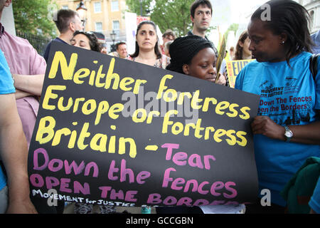 Whitehall. London, UK 9 Juillet 2016 - Des militants de rassembler à l'extérieur de Pro-Europe Downing Street, Londres pour mettre en évidence l'augmentation du climat de blâmer les migrants, l'islamophobie et les crimes de haine dans nos collectivités depuis le Royaume-Uni vote ?s de quitter l'Europe. Credit : Dinendra Haria/Alamy Live News Banque D'Images