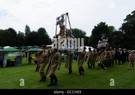 Dunmow Essex UK. Flitch essais cliniques. Cet événement remonte à l'époque anglo-saxonne et a lieu tous les 4 ans. Les couples mariés comparaître devant un tribunal fictif pour montrer qu'ils n'ont jamais querellés. Succès des couples reçoivent un flitch de bacon. Un bacon de flitch est porté par l'humble folk en face des gagnants M. et Mme Wright à la cérémonie d'assermentation à la place du marché. Banque D'Images