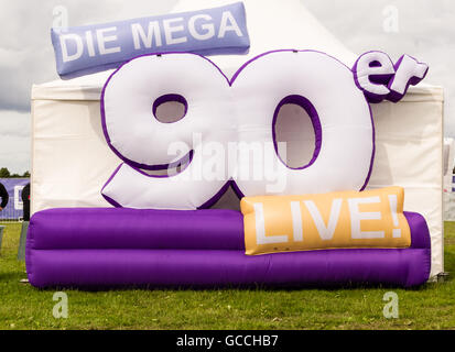 Kiel, Allemagne. 09 juillet 2016. Impressions du Mega 90er Party Crédit : Björn Deutschmann/Alamy Live News Banque D'Images