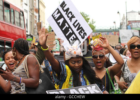 Londres, Royaume-Uni. 09 juillet 2016. Des milliers de Londoniens convined à Brixton pour une marche de solidarité à la suite de la fusillade d'Alton Sterling et Philando Castille par poilicein la Nouvelle Orléans et du Minnesota respectivement. La marche de protestation le 9 juillet 2016 a débuté à Windrush Square à Brixton, dans le sud de Londres. A ce jour, environ 509 personnes ont été abattus par la police en 2016, en Amérique latine cette année jusqu'à présent. Crédit : david mbiyu/Alamy Live News Banque D'Images