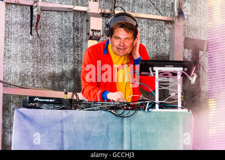 Kiel, Allemagne. 09 juillet 2016. Le Mega 90er DJ Team en action Crédit : Björn Deutschmann/Alamy Live News Banque D'Images