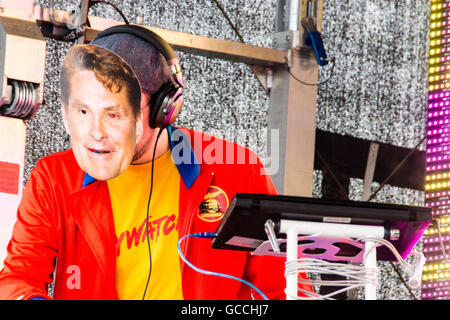 Kiel, Allemagne. 09 juillet 2016. Le Mega 90er DJ Team en action Crédit : Björn Deutschmann/Alamy Live News Banque D'Images