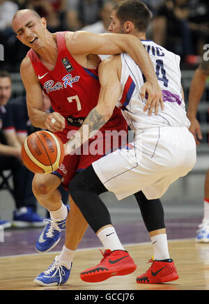 Belgrade. 09 juillet 2016. Porto Rico Carlos Arroyo (L) rivalise avec la Serbie Stefan Jovic dans la finale au Mondial de qualification olympique de la FIBA 2016 Tournoi de basket-ball à l'Kombank Arena de Belgrade le 9 juillet 2016. © Predrag Milosavljevic/Xinhua/Alamy Live News Banque D'Images